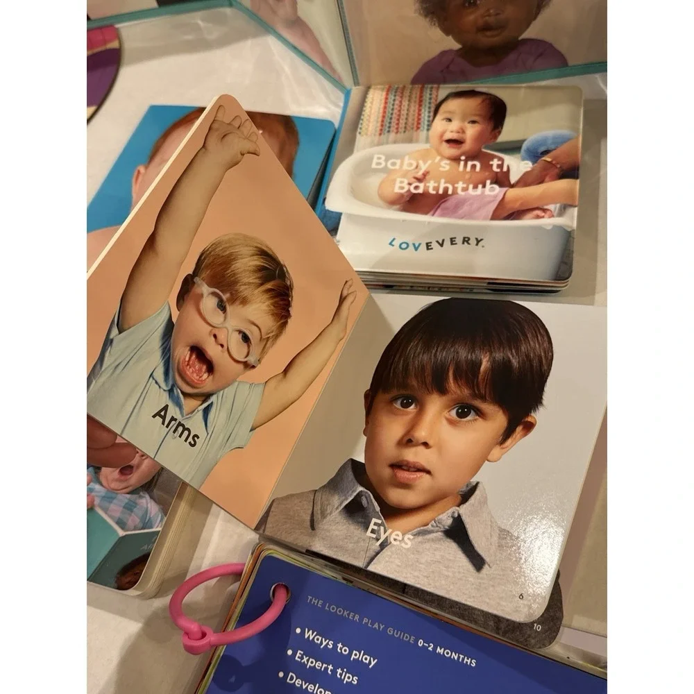 Lovevery The Looker Play Kit 0-2 Months Montessori Baby Toy Set Mobile Books